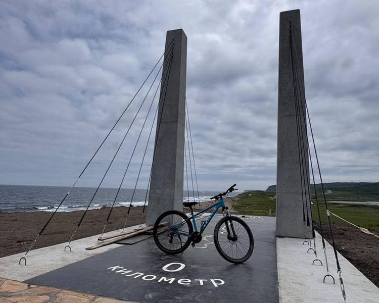 АSimvol-Nulevogo-kilometra-velodorog-Rossii-ukrasil-velotropu-na-Russkom-ostrove-_6_.jpg