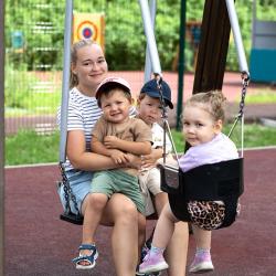 В планах на будущее — обустройство дополнительной дорожки, ведущей к качелям, создание деревянного настила-лавки вокруг круглого цветника, а также возможное дополнение зеленых насаждений #5