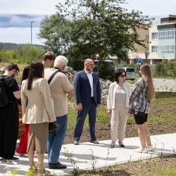 В планах на будущее — обустройство дополнительной дорожки, ведущей к качелям, создание деревянного настила-лавки вокруг круглого цветника, а также возможное дополнение зеленых насаждений #16