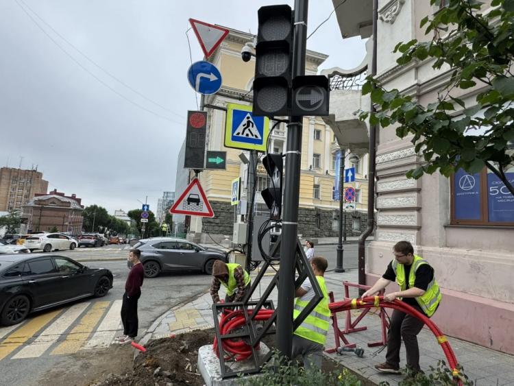 S-nachala-leta-na-20-uchastkakh-dorog-Vladivostoka-obnovili-svetofornoe-oborudovanie-2.jpg