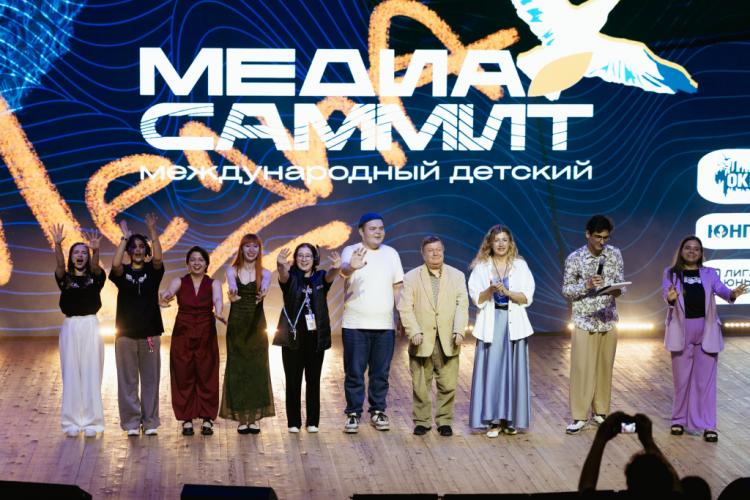 Vo-Vladivostoke-zavershilsya-Mezhdunarodnyy-detskiy-mediasammit-_40_.jpg