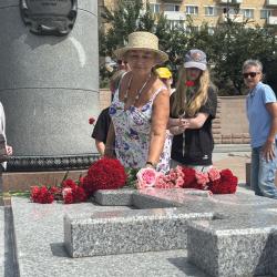 В сквере, где покоится прах великого генерал-губернатора, прошли памятный митинг, чтение архивных документов и торжественное возложение цветов #9