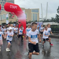 Несмотря на дождь, юные спортсмены преодолели 500-метровую дистанцию по Корабельной набережной #1