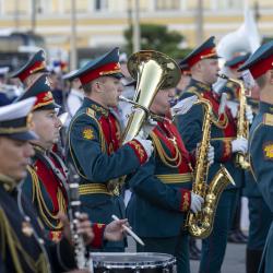 В программе смотра заявлены произведения разных жанров: от классики и военных маршей до саундтреков к известным фильмам и современных хитов в необычных аранжировках #14